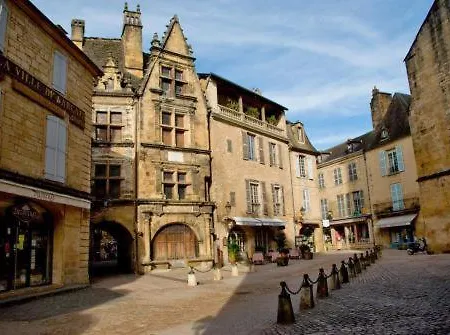 Caporizon Propose Douceur Et élégance Plein Centre Sarlat